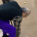 床に手を伸ばして転びそうになる方